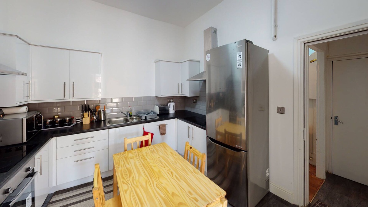 Smethwick House | 6 large ensuite rooms 9 beds Birmingham