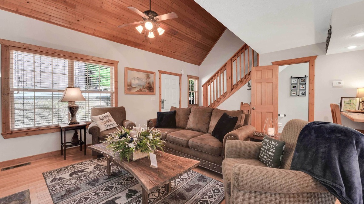 Reeds Spring Cabin | 6 Mi to Branson Strip! Lakefront Home w/Fireplace