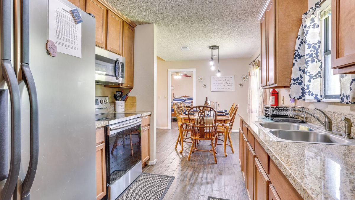 Lufkin Cottage | 6 Mi to Ellen Trout Zoo: Family Home w/Yard!