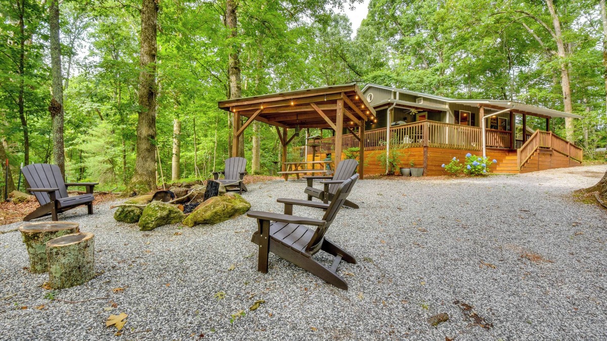 Clarkesville Cabin | 6 Miles to Helen: Cabin w/Hot Tub & Views!
