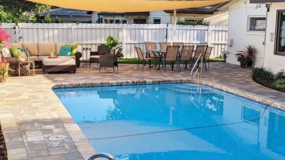 South Pinellas Community Council House | 6 minutes to Beach, Entire Home w/lots of beach gear, Heated Pool, Sleeps 12