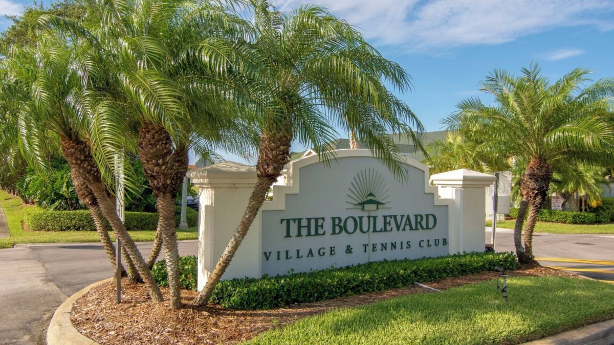 Boulevard Village and Tennis Condo | 6 minutes to Beach at Premier Tennis Club