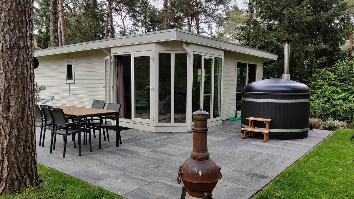 Beekbergen-Zuid House | 6 pers. chalet with 3 bedrooms and terrace with hot tub