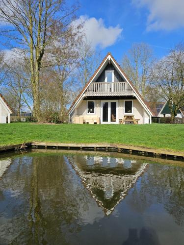 Gramsbergen House | 6 pers. vakantiehuis aan visvijver op vakantiepark, Time4vacay