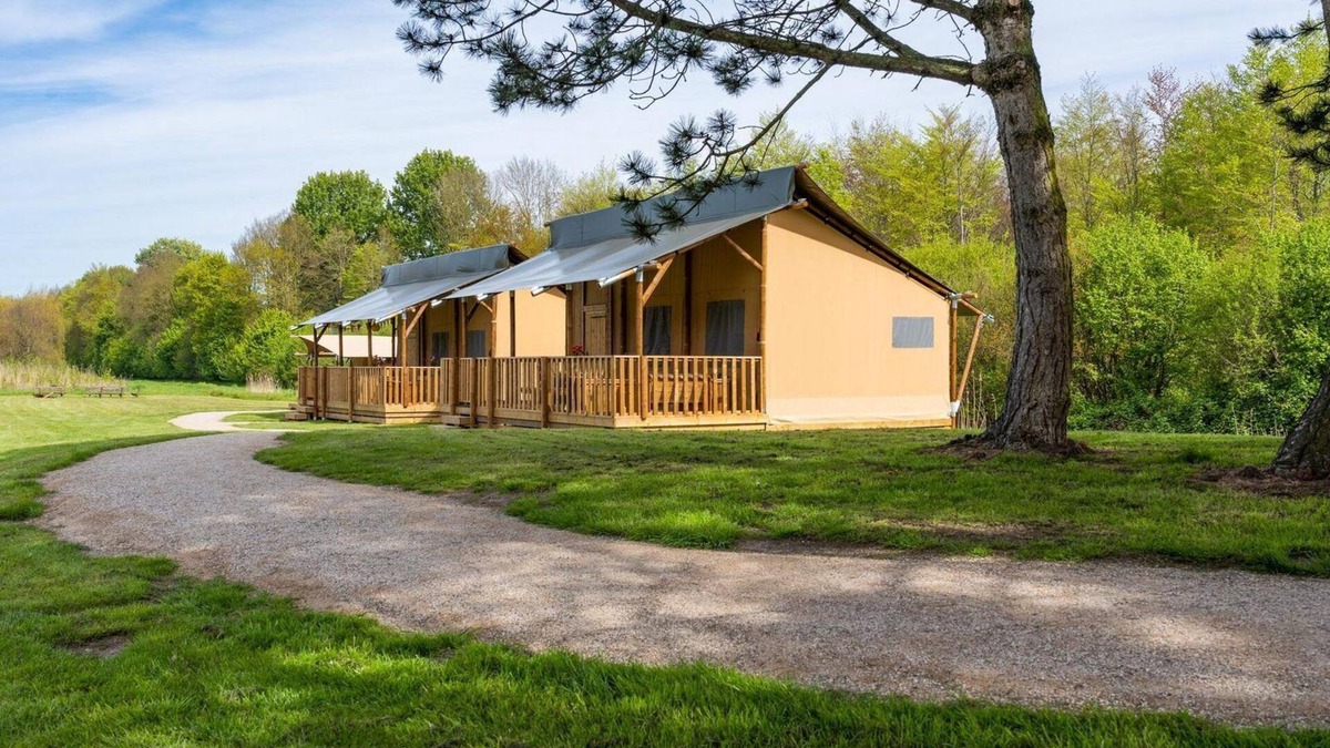 Zeewolde House | 6-person safari tent with private bathroom, kitchen and hotel-quality beds