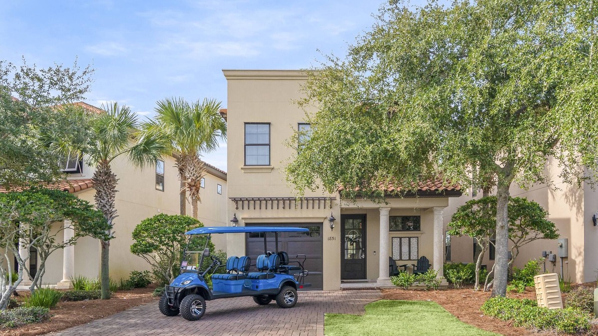 Villa Lago House | 6 Seat Golf Cart ~ Pet Friendly ~ Golf Course View ~ Community Pool