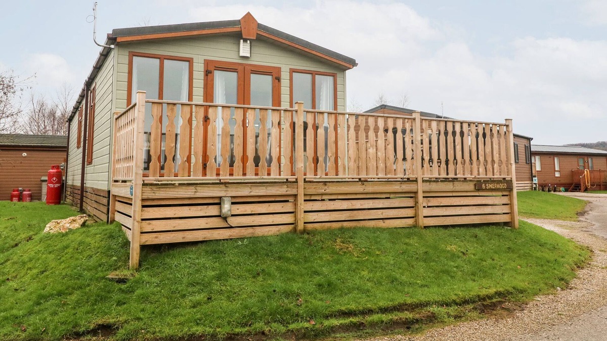 South Lakeland Leisure Village Cabin | 6 SHERWOOD, pet friendly, character holiday cottage in Tewitfield