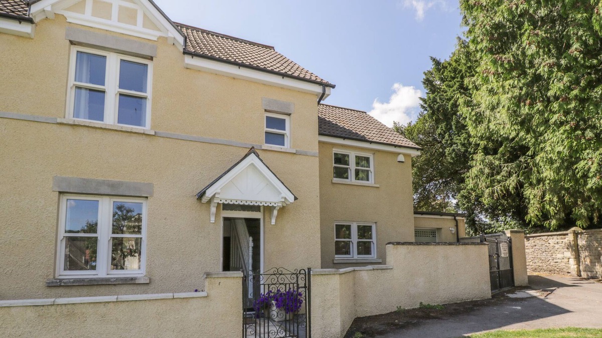 Ozleworth Cottage | 6 THE CHIPPING, pet friendly, with a garden in Wotton-Under-Edge