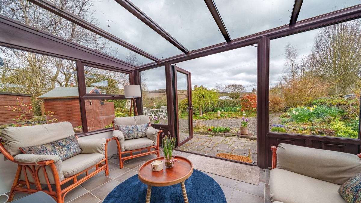 Bampton Cottage | 6 The Mews - Cosy Cottage for two + dogs