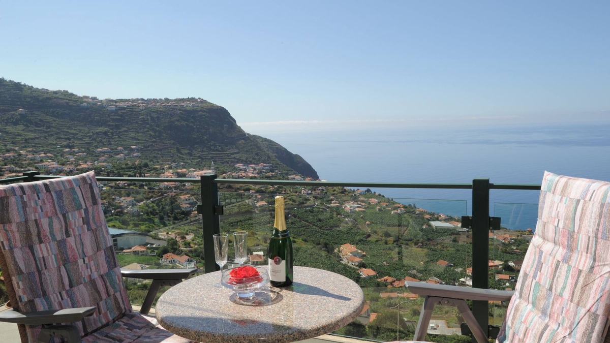 Arco da Calheta House | 60 sqm apartment with 2 bedrooms and fantastic sea views