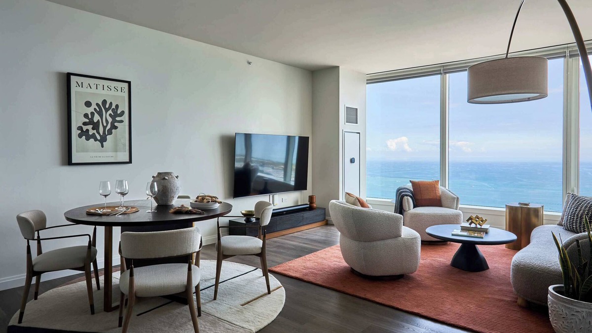 The Loop Apartment | 60th Flr Lake Views, A Stay Above It All, Sleeps 5
