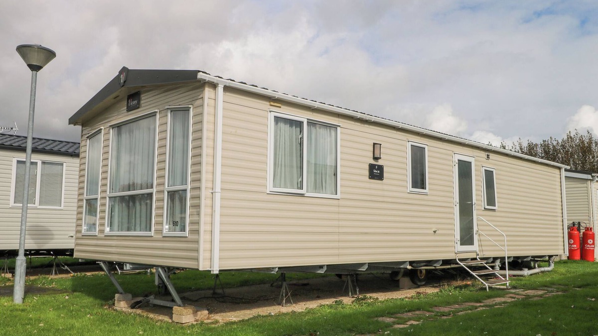 Bognor Regis Cottage | 610 CARAVAN, pet friendly, with pool in Bognor Regis