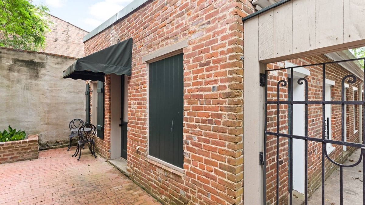 Natchez Condo | 610 Franklin: 5B | 1/1 | Heart of Downtown | Washer/Dryer
