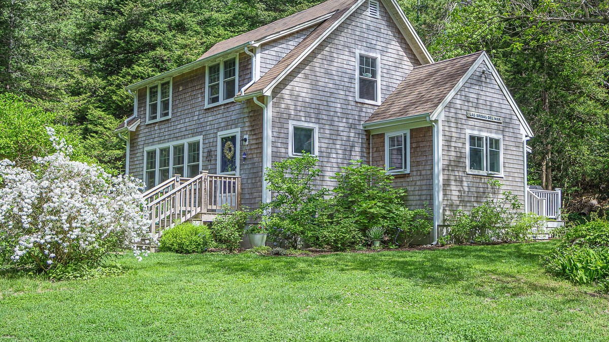 East Sandwich House | 611 Rt 6A- Family-friendly home near beach with spacious yard, pet-friendly!