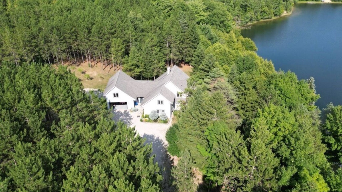Maple City House | 62 acre Family Retreat with Private Lake and Walking Trails