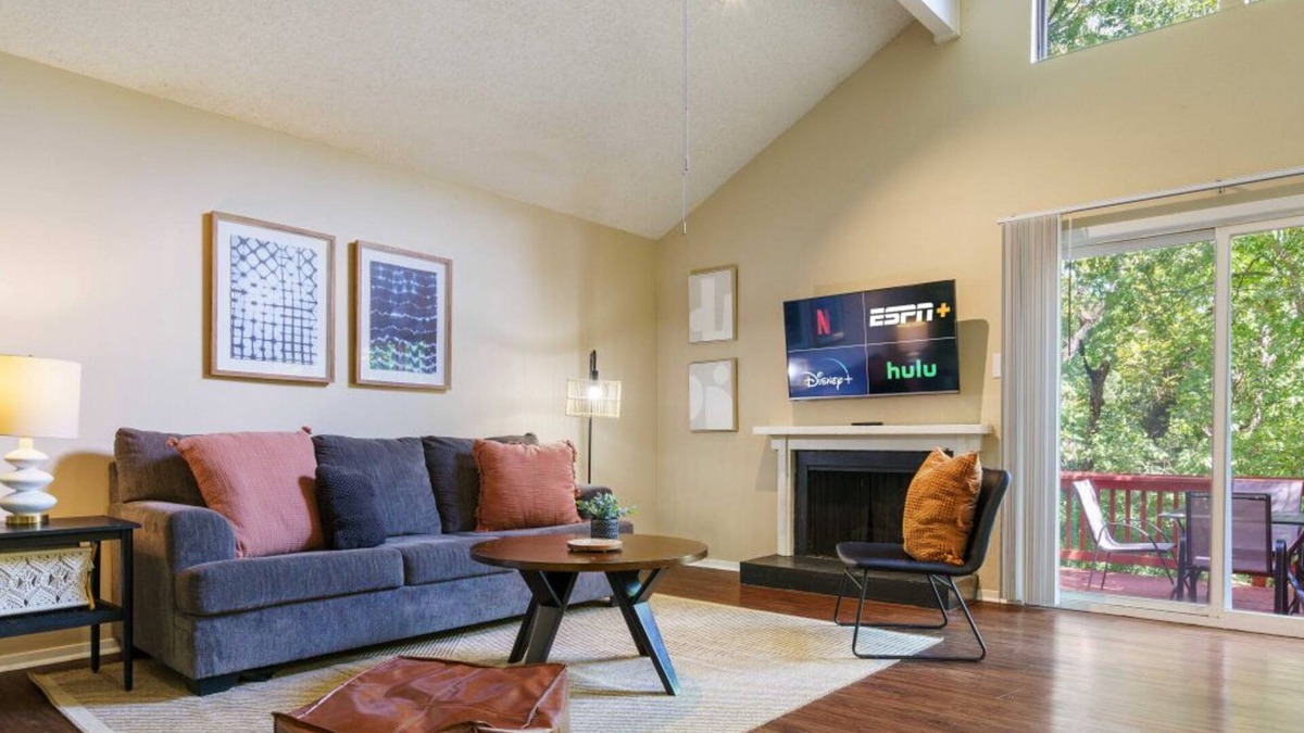 Highland Hills Apartment | 6203 Shadow Valley #B