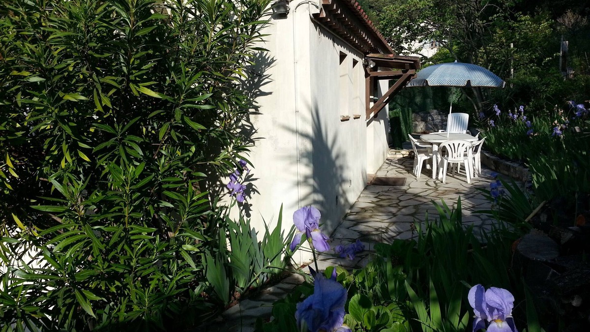 Tourrettes-sur-Loup Apartment | 65m2 apartment, independent in villa, terrace, garden and parking, 5 Pers.