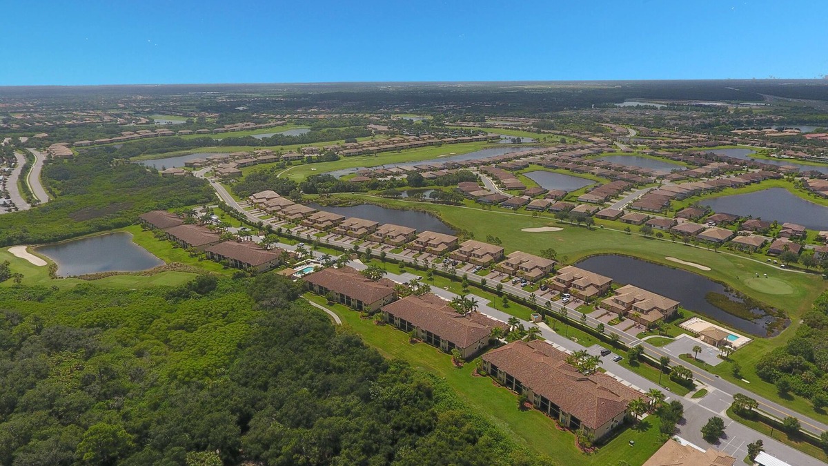 Bradenton House | 6611-202 Beautiful Veranda close to the pools and golf membership