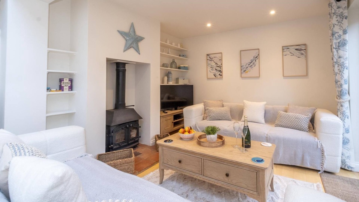 Aldeburgh Apartment | 67 Pebble Cottage - sleeps 6 guests in 3 bedrooms