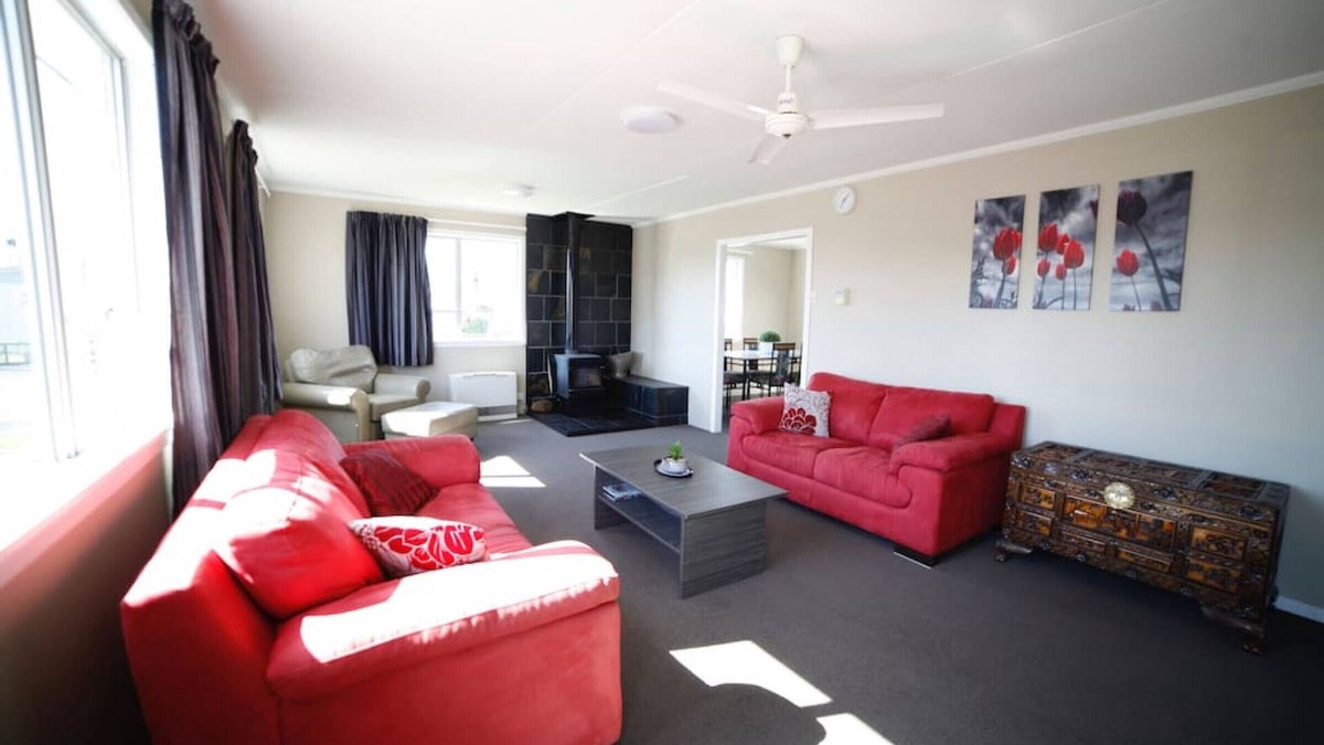 Twizel House | 67 Tekapo Drive · Aoraki Mt Cook Alpine Bach - FREE WIFI