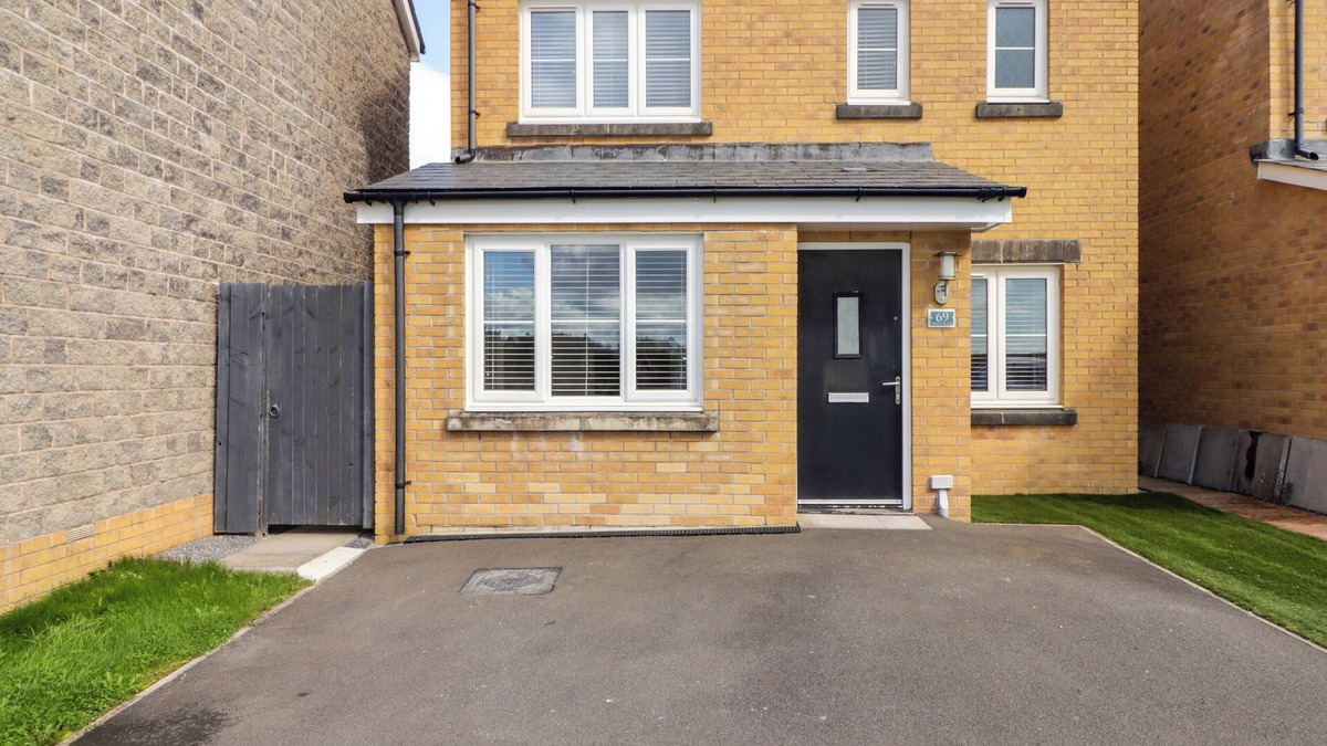 Crynant Cottage | 69 FFORDD Y MEILLION, pet friendly, with a garden in Llanelli