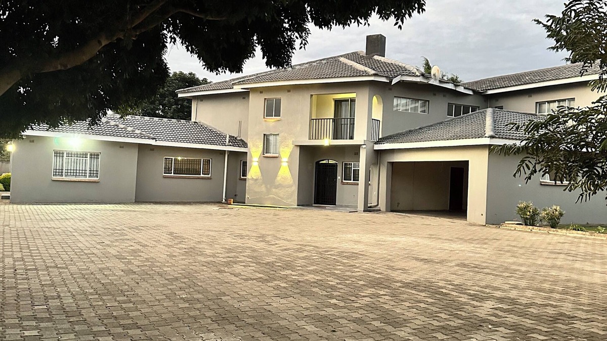 Bulawayo House | 6bed & 5.5bath family home/Business accommodation
