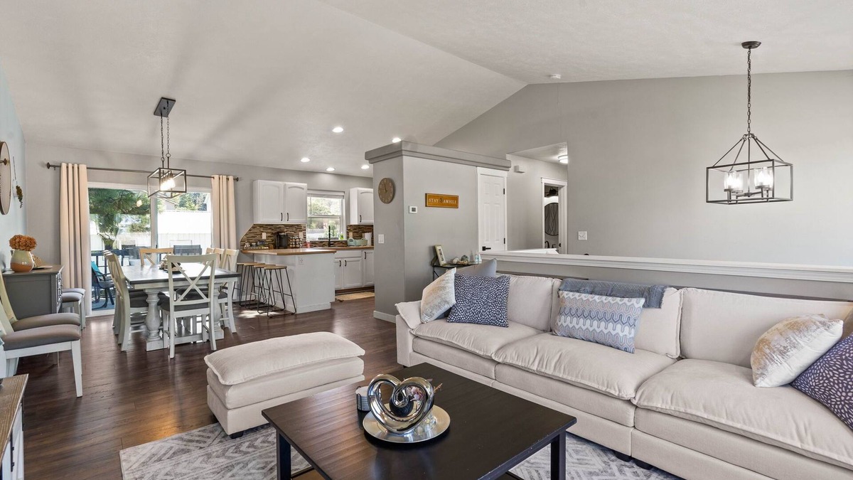 Spokane House | 6BR/3BA House - 2nd Living and Entry - 18 Guests