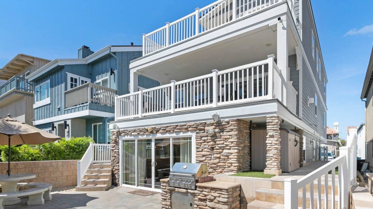 South Mission Beach House | 6BR. 4 HOUSES TO BEACH. ALL YOURS S. MISSION Beach