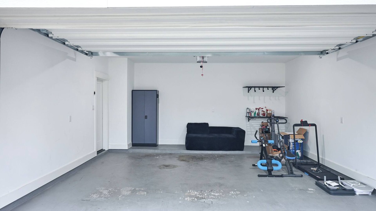 South Central Houston Villa | 6BR Funhouse w/Court, Pool Table Dining & TV in Every Bedroom