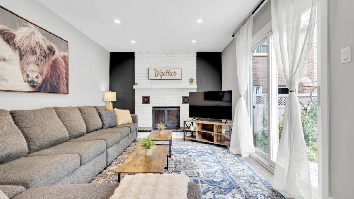 Lisgar House | 6BR house|Mississauga| Near Shops, Transit, Hwy and GO!