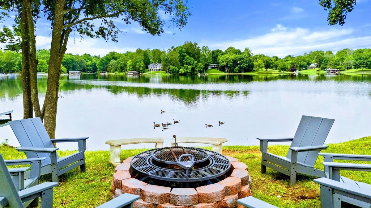Livingston House | 6BR Lakefront @ Lake Anna, Deck, Boat House, Beach