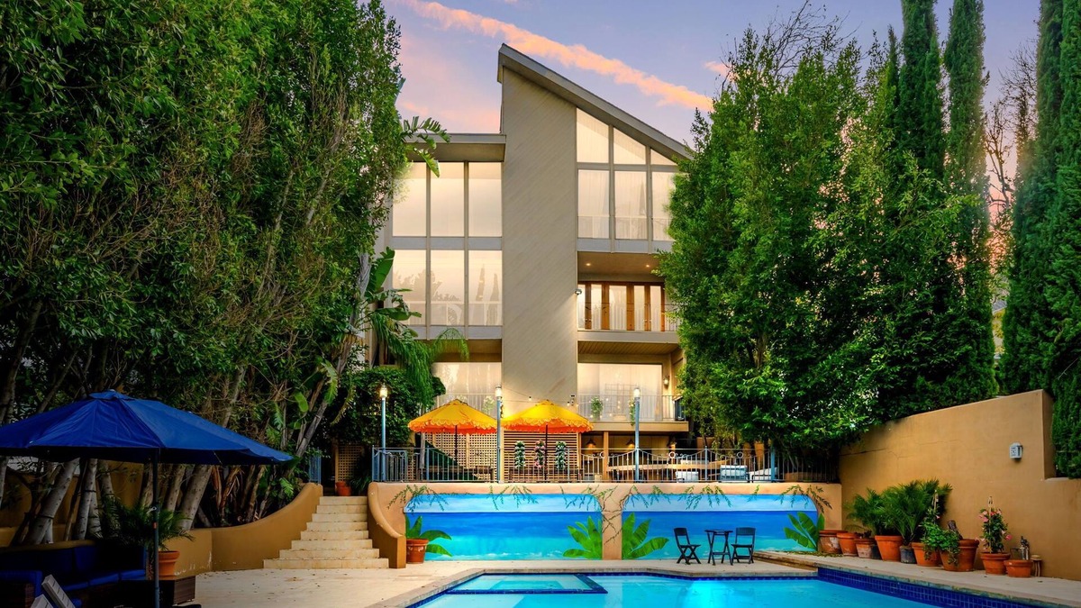 Sherman Oaks Villa | 6BR/Music Studio/Pool/Spa/Games/Sauna