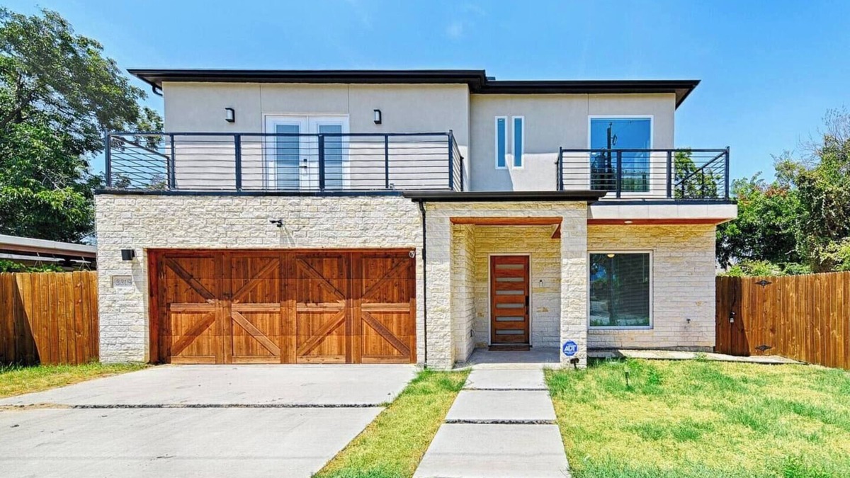 West Dallas House | 6BR Trinity Groves Urban Escape | Huge Backyard