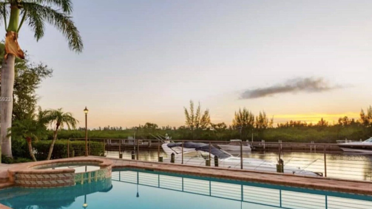 Northeast Miami House | 6BR Waterfront Mansion Oasis 5min from Miami Beach