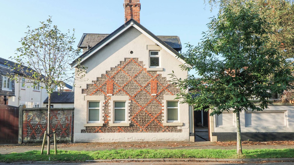 Lytham St. Anne's Cottage | 6D CLIFTON DRIVE, pet friendly, with a garden in Lytham St. Annes