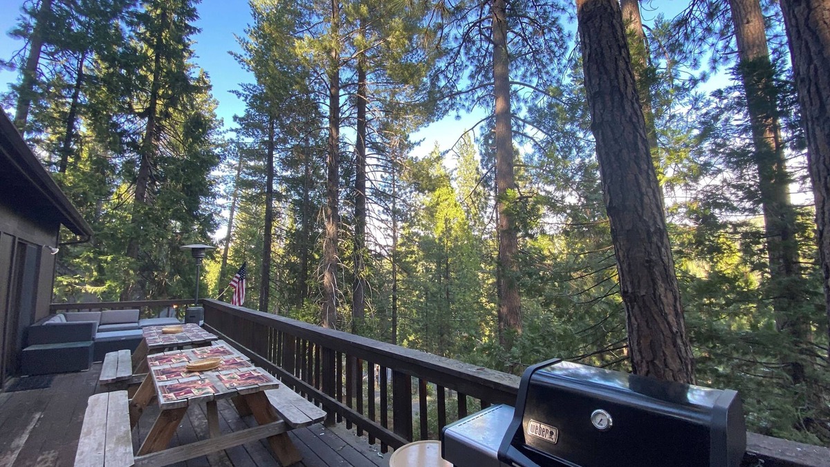 Cold Springs Cabin | 6mi to Pinecrest-AC, arcade loft, airhockey, outdoor space & spacious deck!
