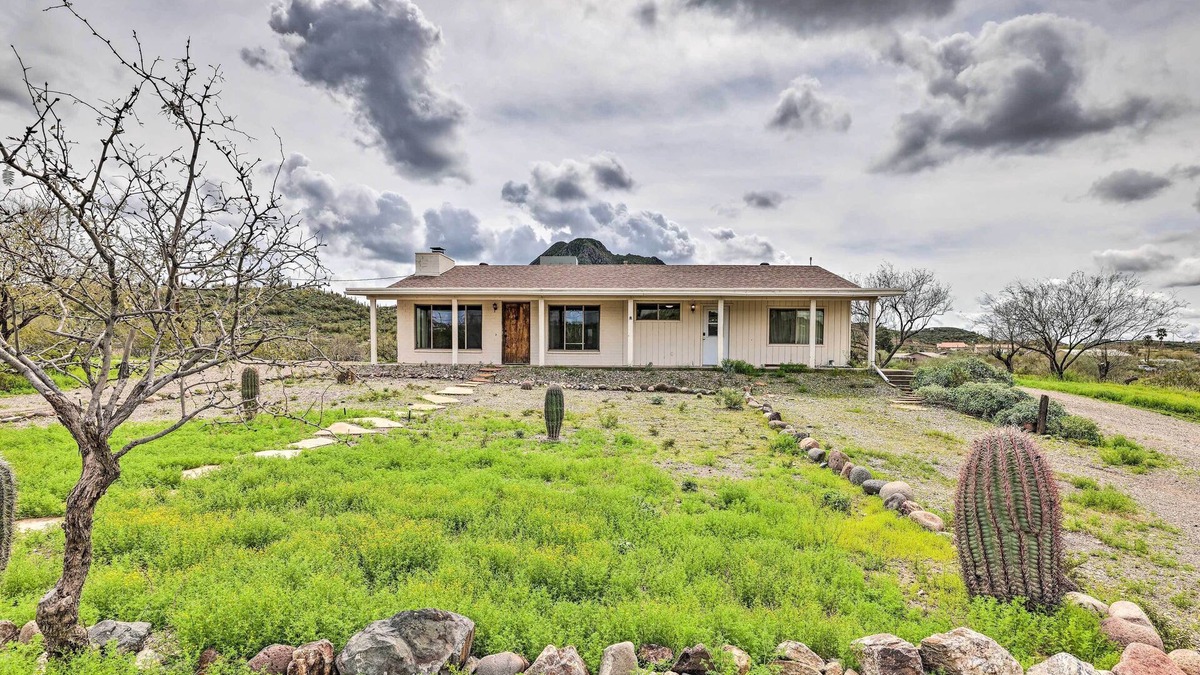 New River House | 7 Acres, Pool Table: Mountain-View Home in Phoenix
