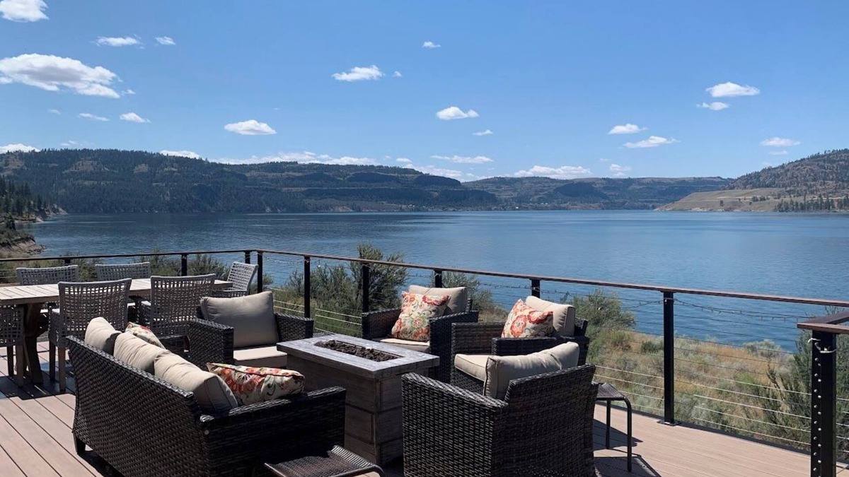 Davenport House | 7 Bays home on Lake Roosevelt with great views and easy beach access.