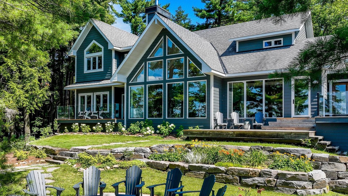 Bracebridge Cottage | 7 bdrm, 5 bath Luxury Cottage, Boathouse, Lake Muskoka, All day sun! Sunsets!