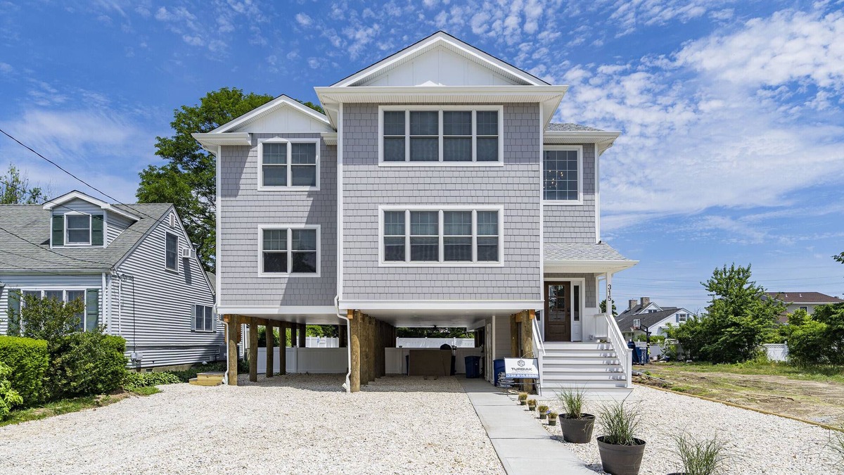 Point Pleasant Beach House | 7 Bed/4 Bath, Salt Water Pool, Walk to beach/boardwalk