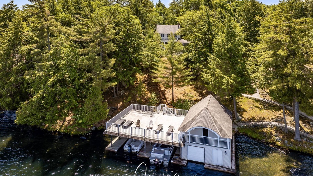 Muskoka Lakes Cottage | 7 bed 4 bath cottage with 300ft waterfront on Lake Rosseau