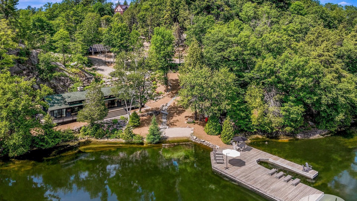 Utterson Cottage | 7 bed 6 bath cottage on Skeleton Lake