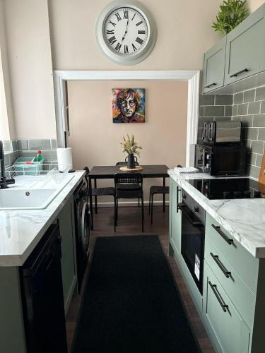 Everton House | 7 Bed Home - 1 minute walk to Anfield Stadium!