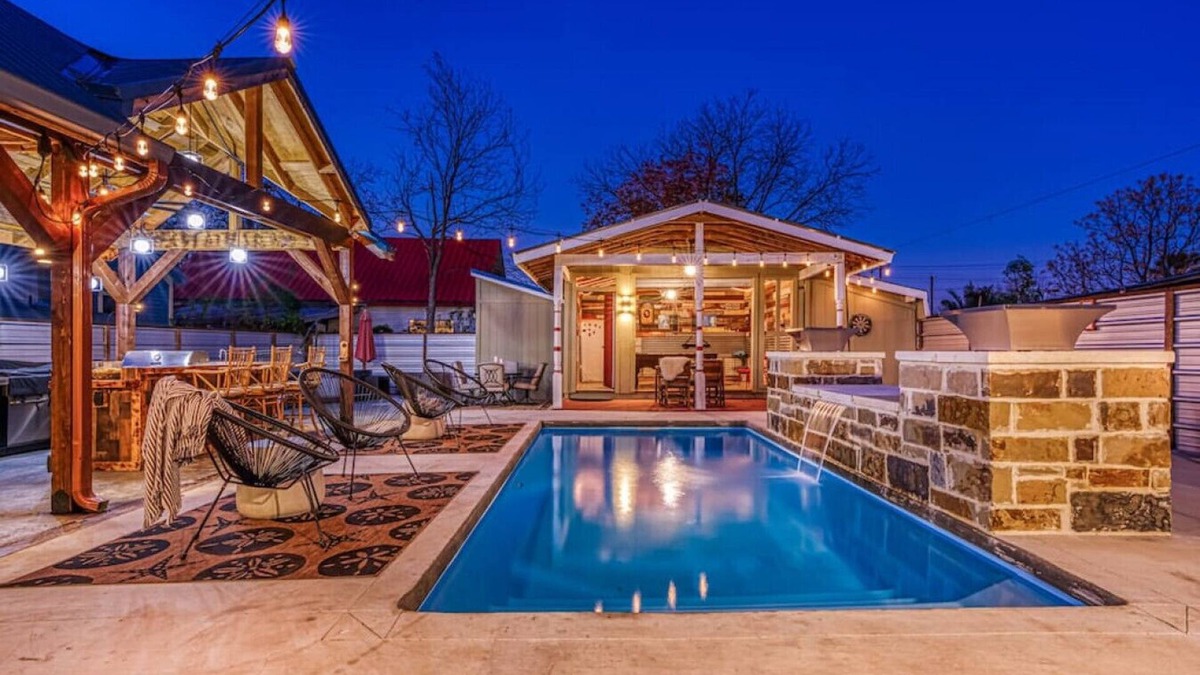 Eastside Promise Neighborhood House | 7 Bed Home Pool & Pool Table Mins to DT And Pearl
