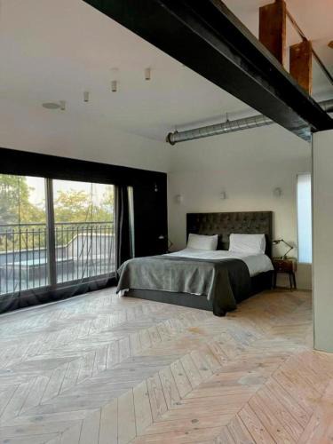 Winchmore Hill House | 7 Bed House - Sleeps 26 - Parking - Wifi - Garden