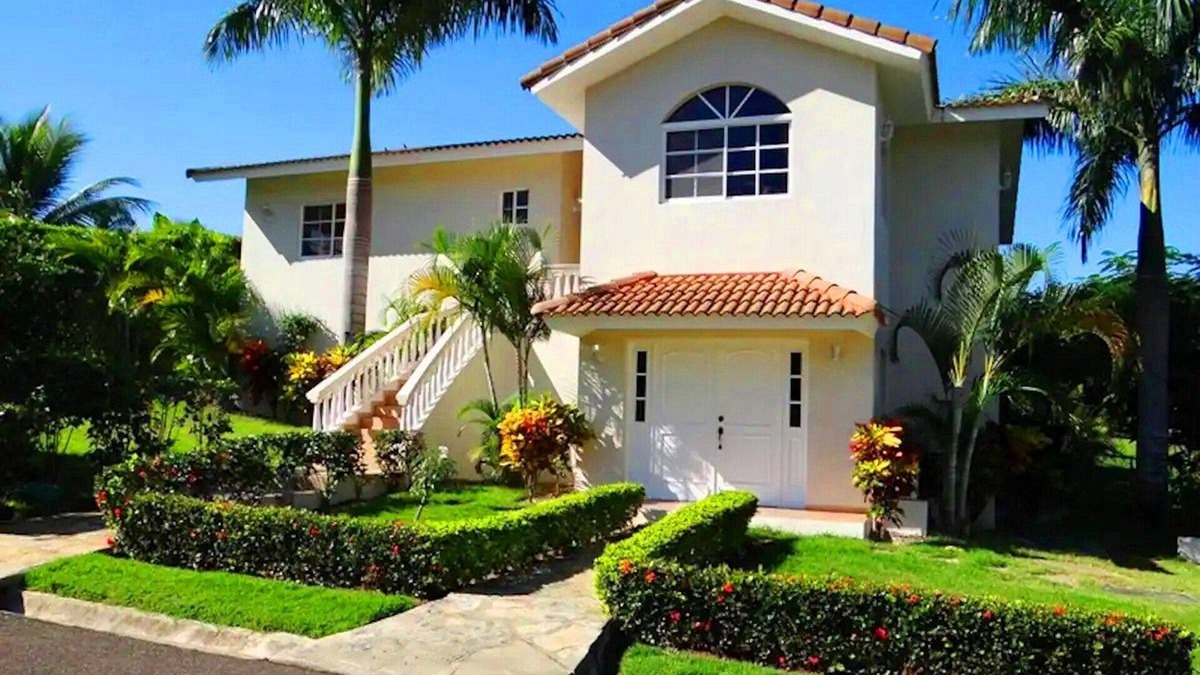 Urbanizacion Tavarez Villa | 7-bedroom, 7-bathroom villa with a private pool, near beaches