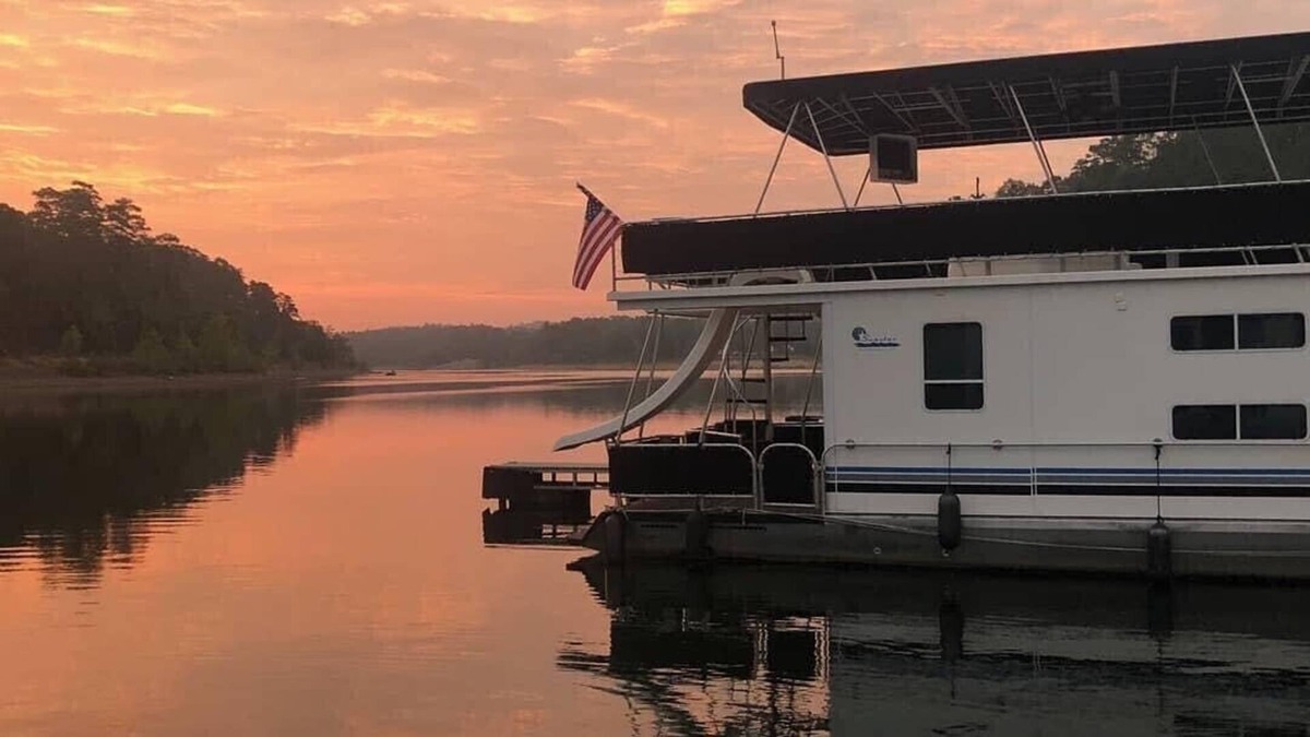 Royal Boat Rental | 7 bedroom houseboat on Lake Ouachita!