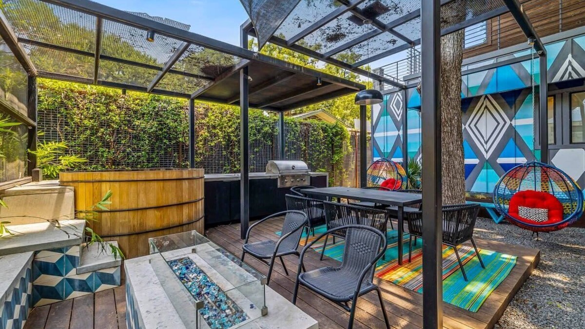 South Lamar House | 7 Bedroom near South Lamar - Hot tub|Sauna|Firepit