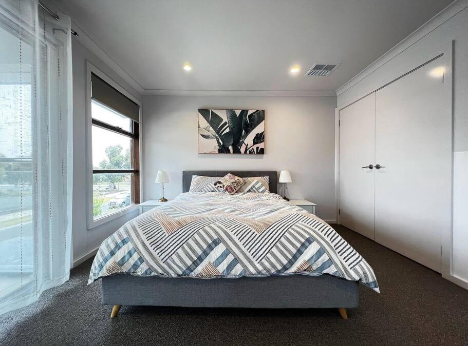 Point Cook House | 7 bedrooms Double Storey Home