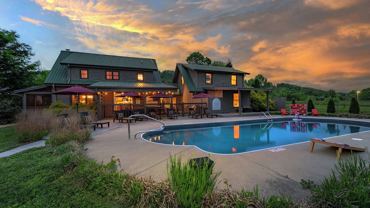 Arden House | 7 Br~Sleeps 20~Sport Court~Pool~Hot Tub~Playground